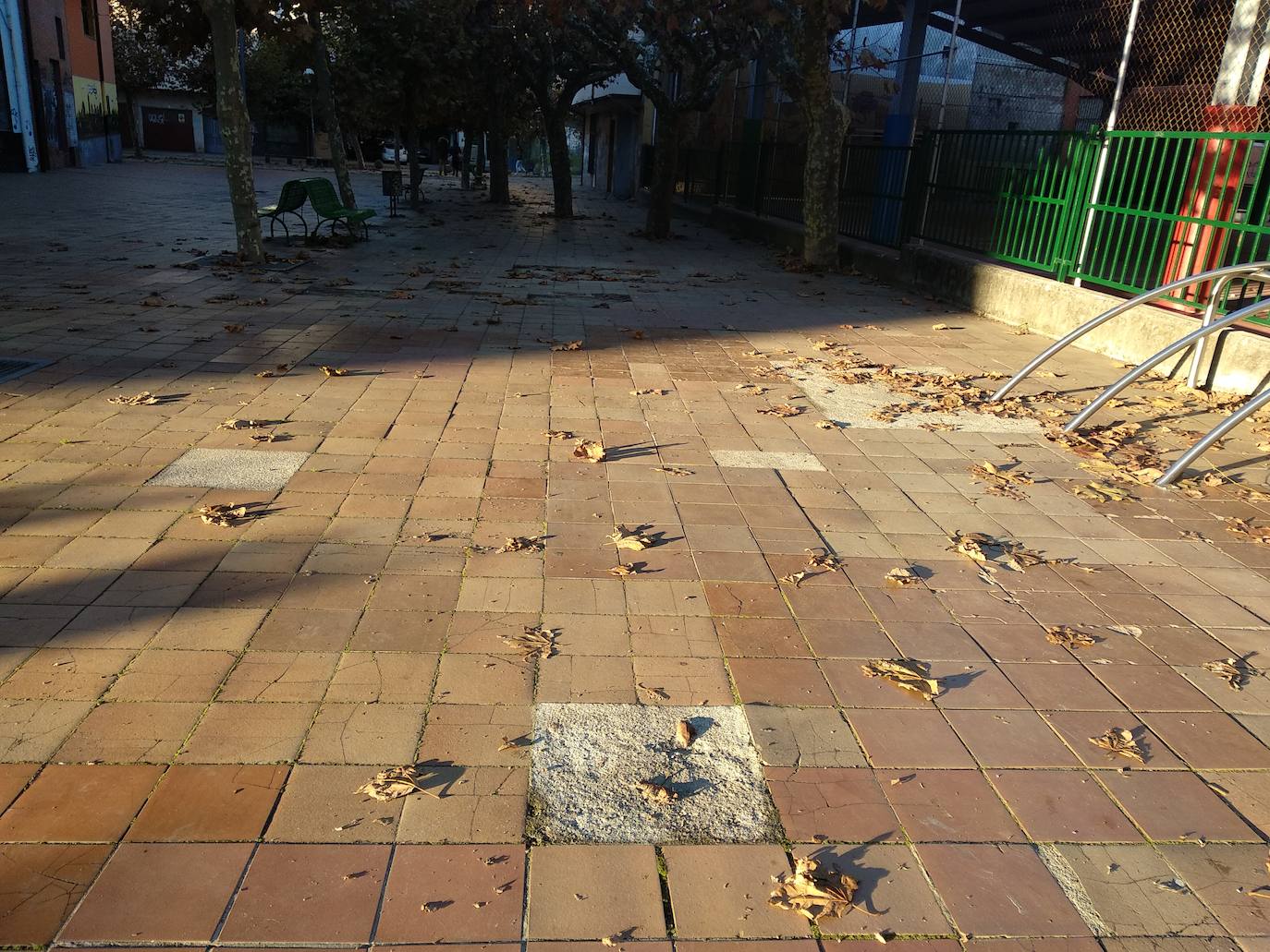 Concentración de los padres y madres de alumnos del colegio Navaliegos a las puertas del centro.