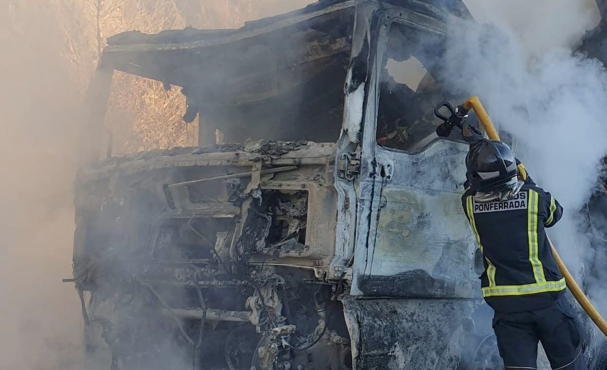 El conductor ha sido trasladado en ambulancia al Hospital Universitario del Bierzo | Voluntarios de Bembibre tuvieron que desplazarse al lugar para suministrar agua con su camión autobomba.