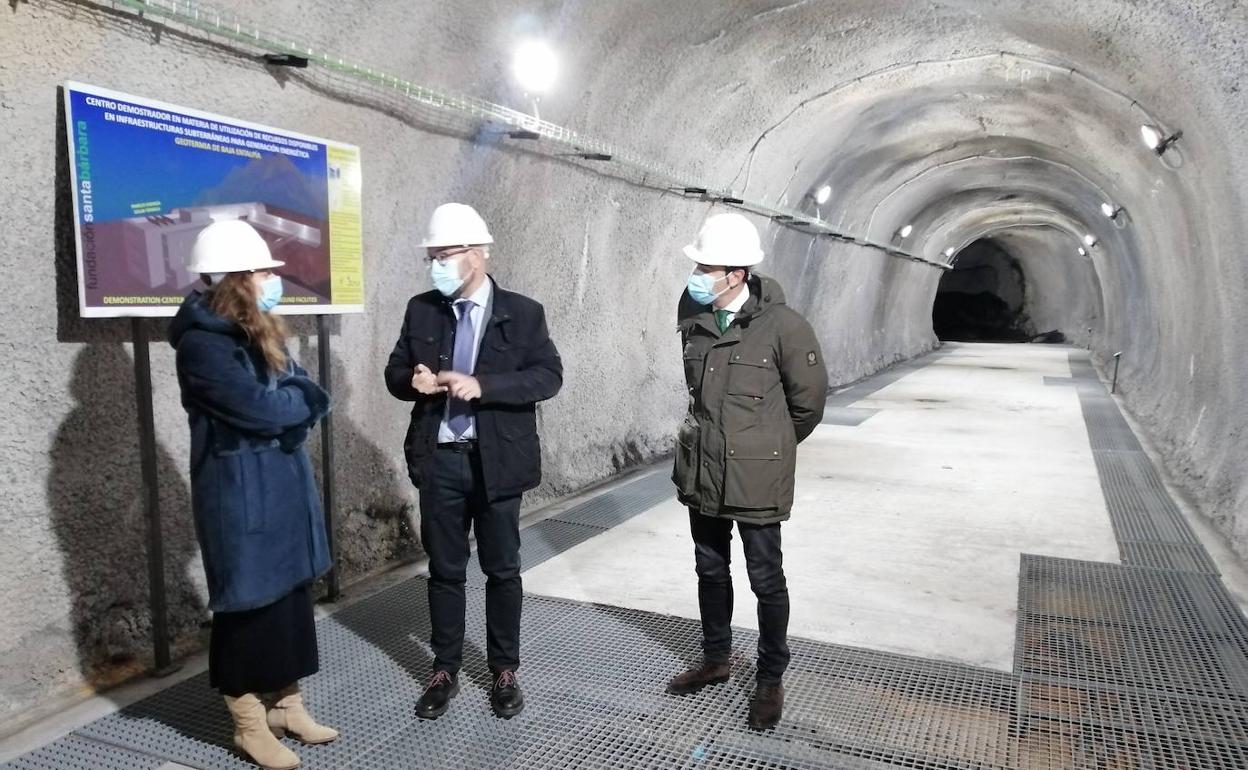 La delegada territorial y el director de Energía y Minas en su visita a la Fundación Santa Bárbara.