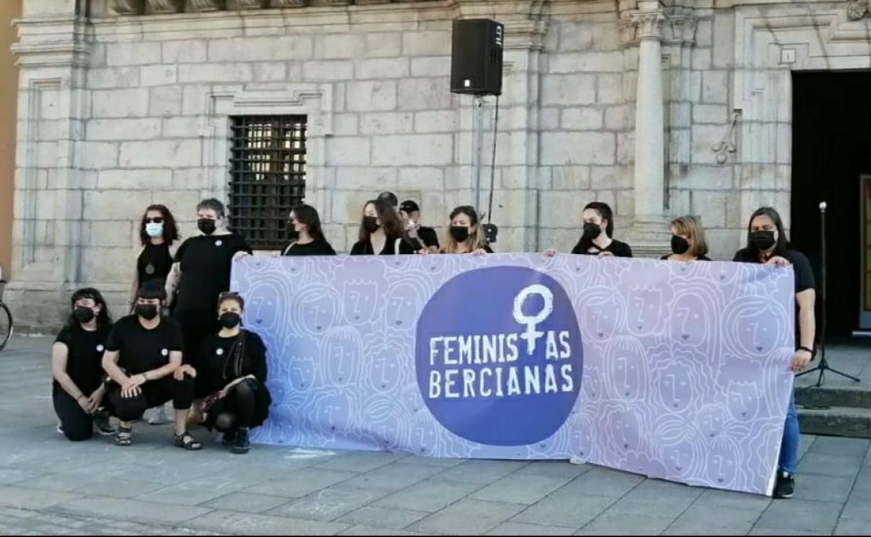 Concentración de la Asociacuón Feministas Bercianas ante el Ayuntamiento de Ponferrada.