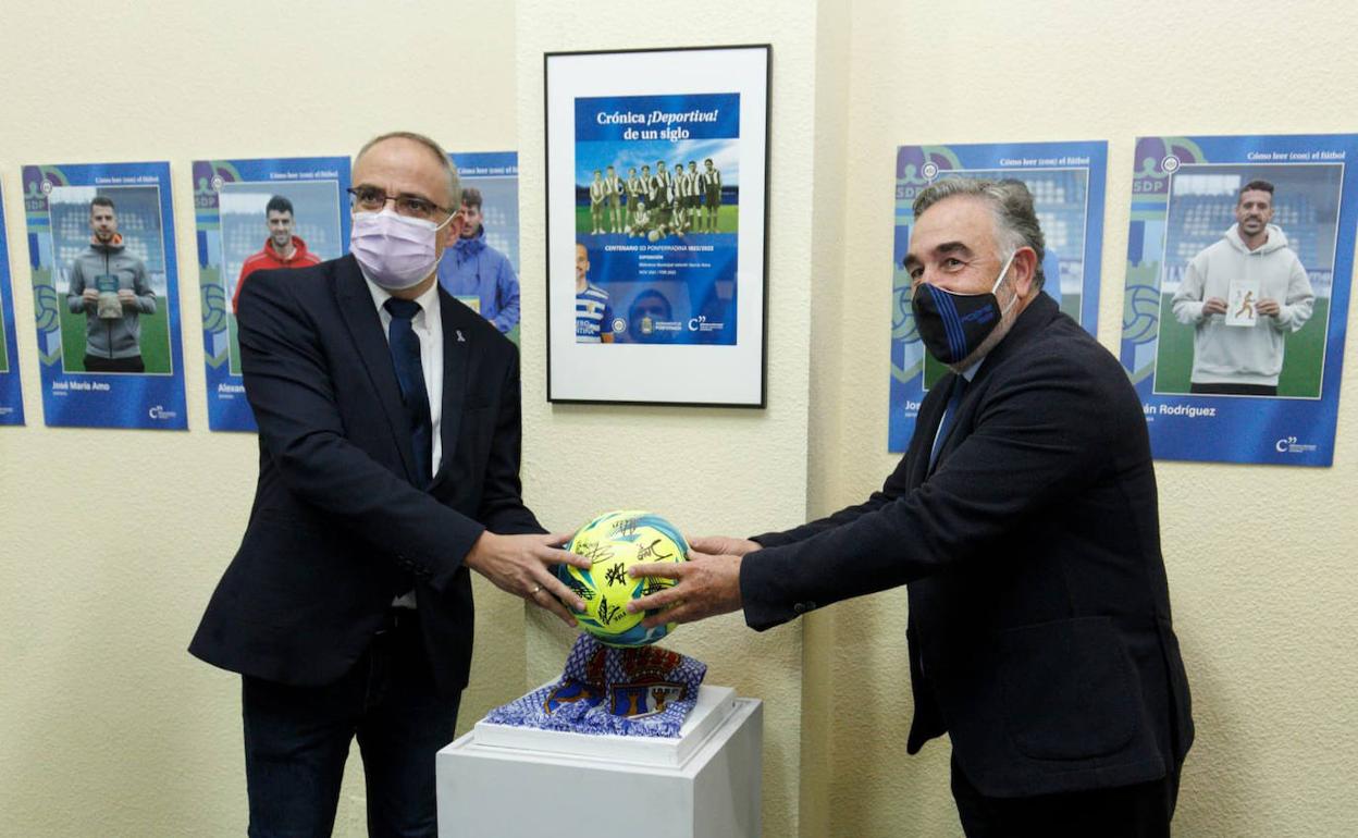 El alcalde de Ponferrada y el presidente de la Deportiva en la exposición.