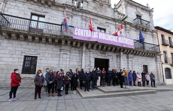 Concentración en la plaza del Ayuntamiento de Ponferrada con motivo del Día Internacional contra la Violencia hacia las Mujeres.