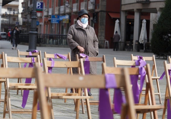 Concentración en la plaza del Ayuntamiento de Ponferrada con motivo del Día Internacional contra la Violencia hacia las Mujeres.