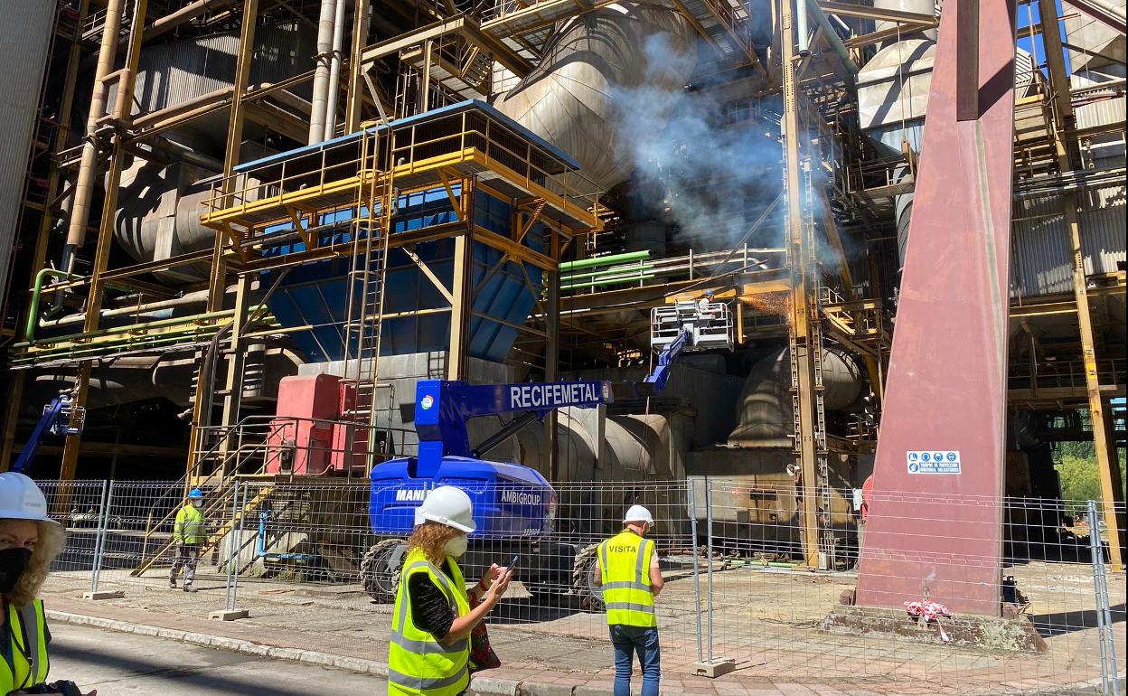 Trabajos de desmantelamiento de la central térmica de Compostilla II en Cubillos del Sil. 