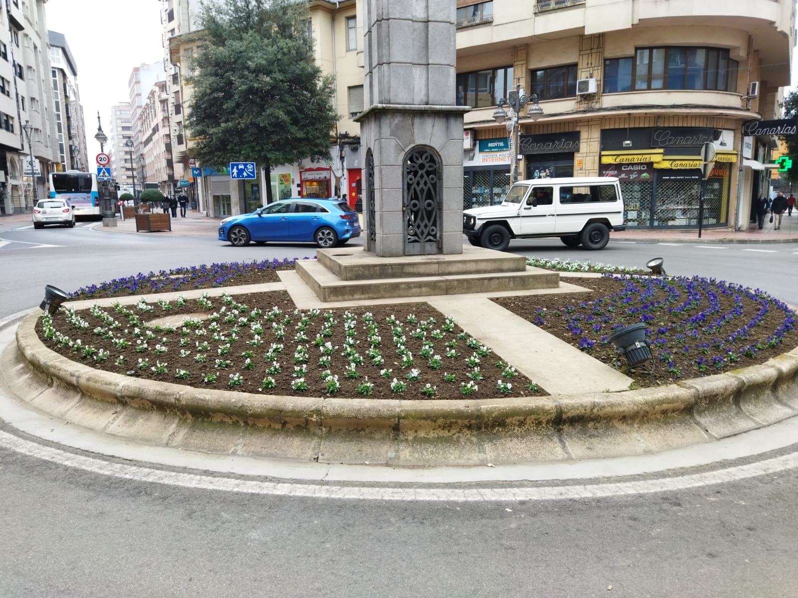 Plantación de flores en la glorieta de República Argentina.
