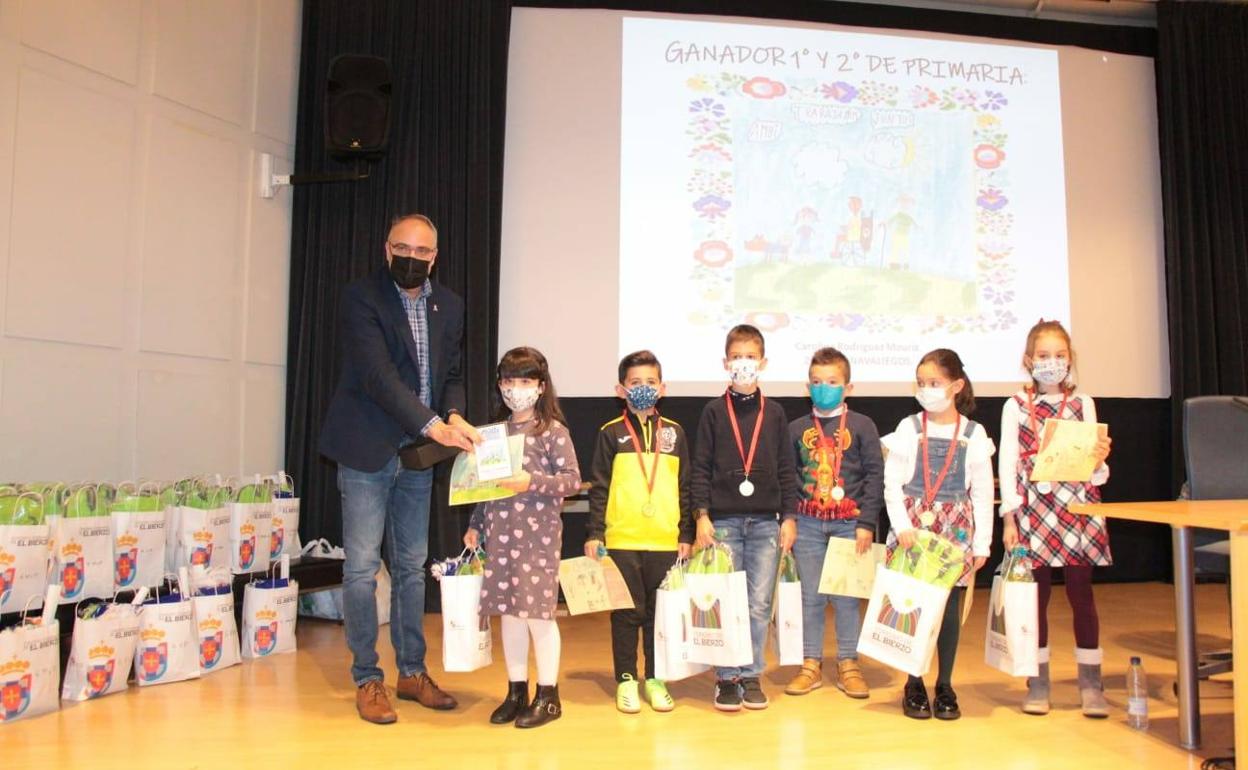 El alcalde de Ponferrada, con alguno de los ganadores del certamen..