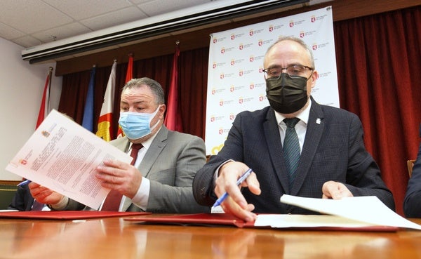 El alcalde de Ponferrada, Olegario Ramón, y el presidente de la Diputación, Eduardo Morán, durante la firma del convenio.