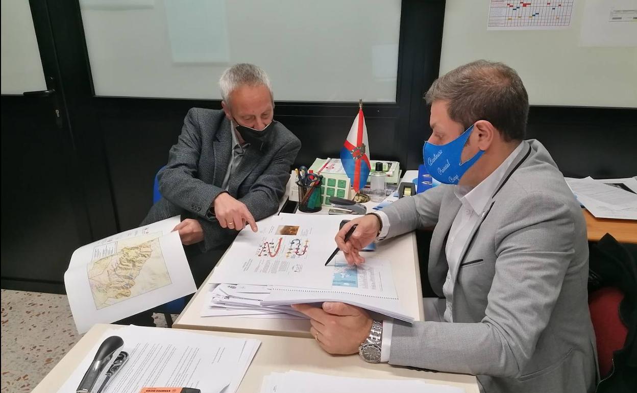 Artemio Martínez e Iván Alonso, durante la reunión de trabajo.