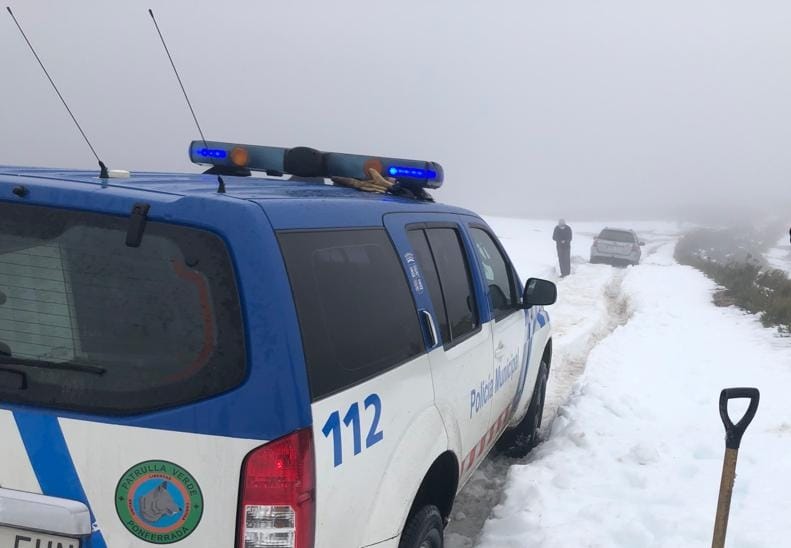 El vehículo con los dos pasajeros quedó atascado sin posibilidad de ser rescatado por los agentes. 
