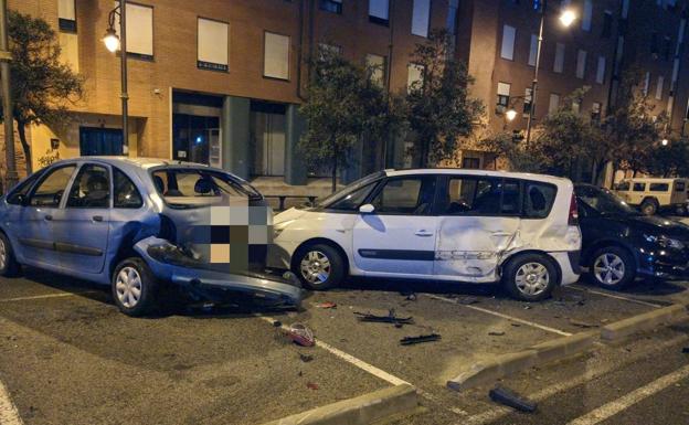 Vehículos siniestrados frente al edificio de la Junta en Ponferrada.