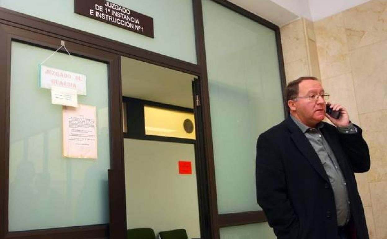 El alcalde de Berlanga del Bierzo, César Álvarez, en los juzgados de Ponferrada. 