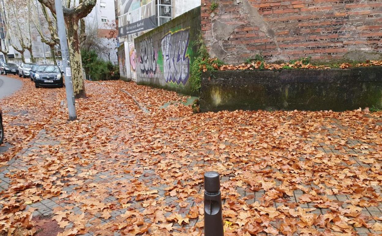 Calle llena de hojas en el centro de Ponferrada.