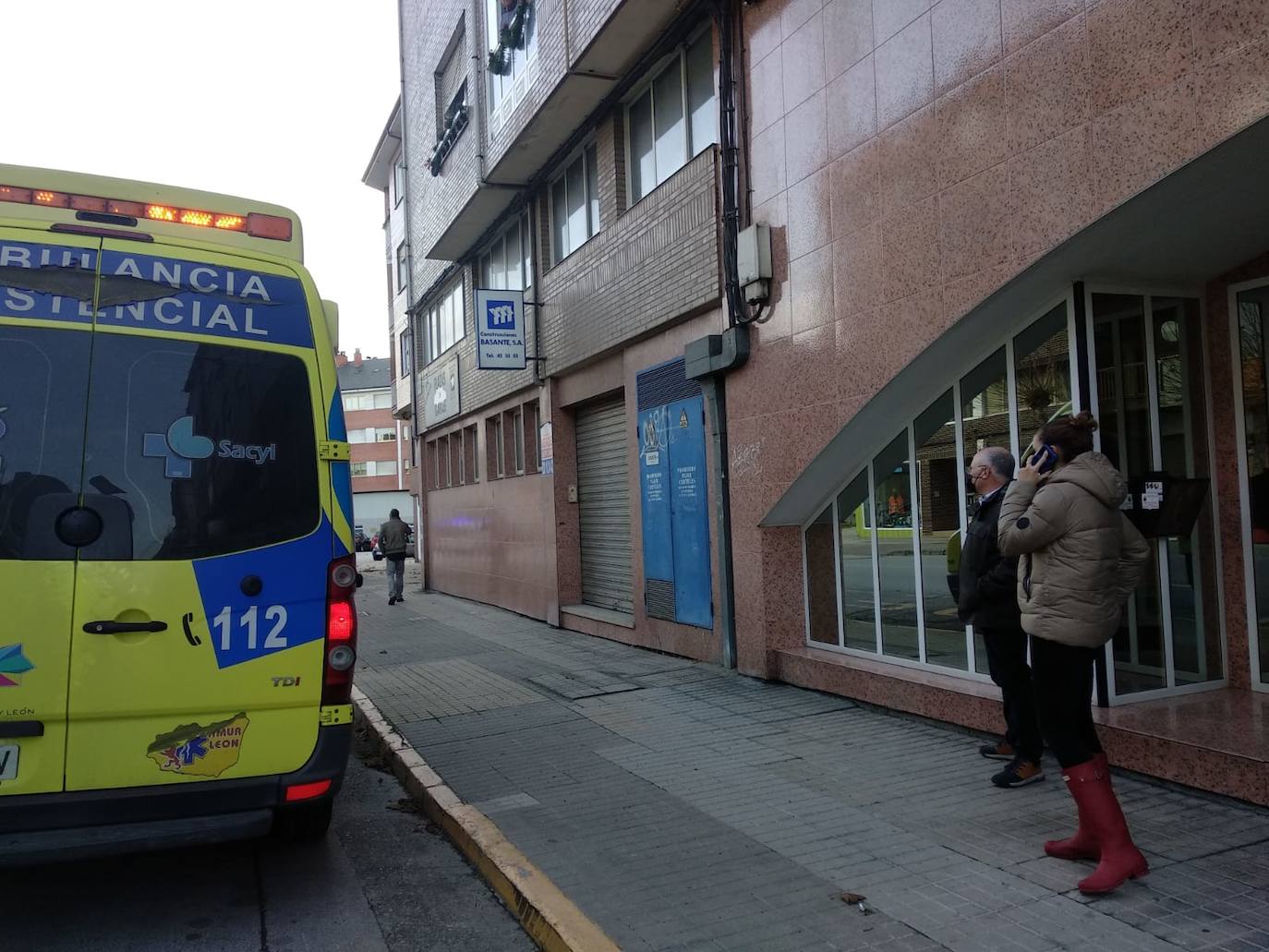 Fotos: Un helicóptero de Sacyl aterriza en una rotonda de Ponferrada