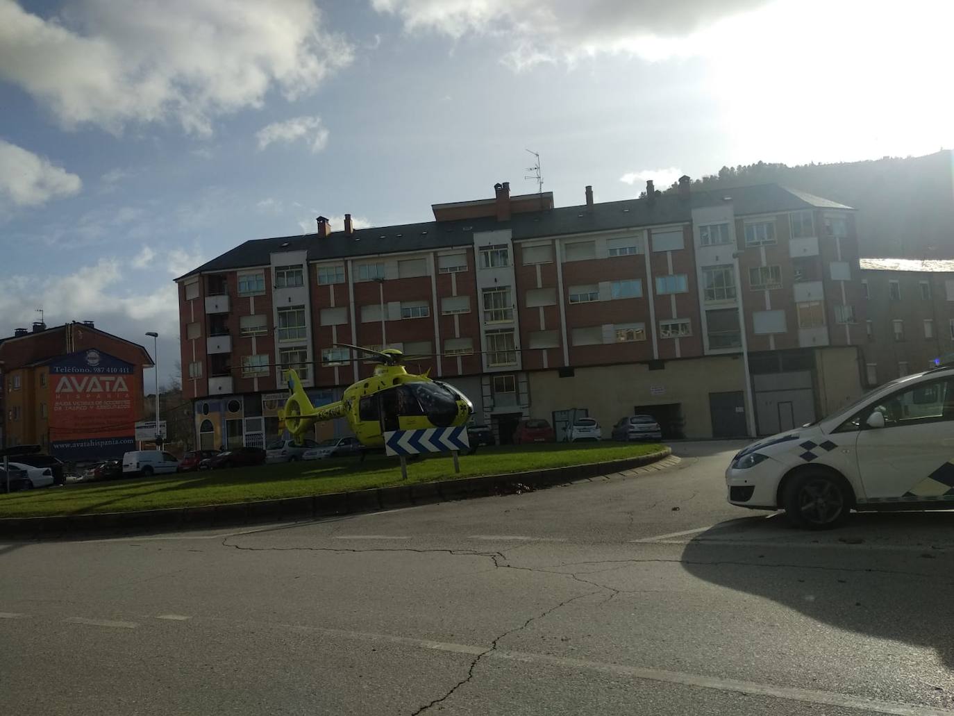 Fotos: Un helicóptero de Sacyl aterriza en una rotonda de Ponferrada