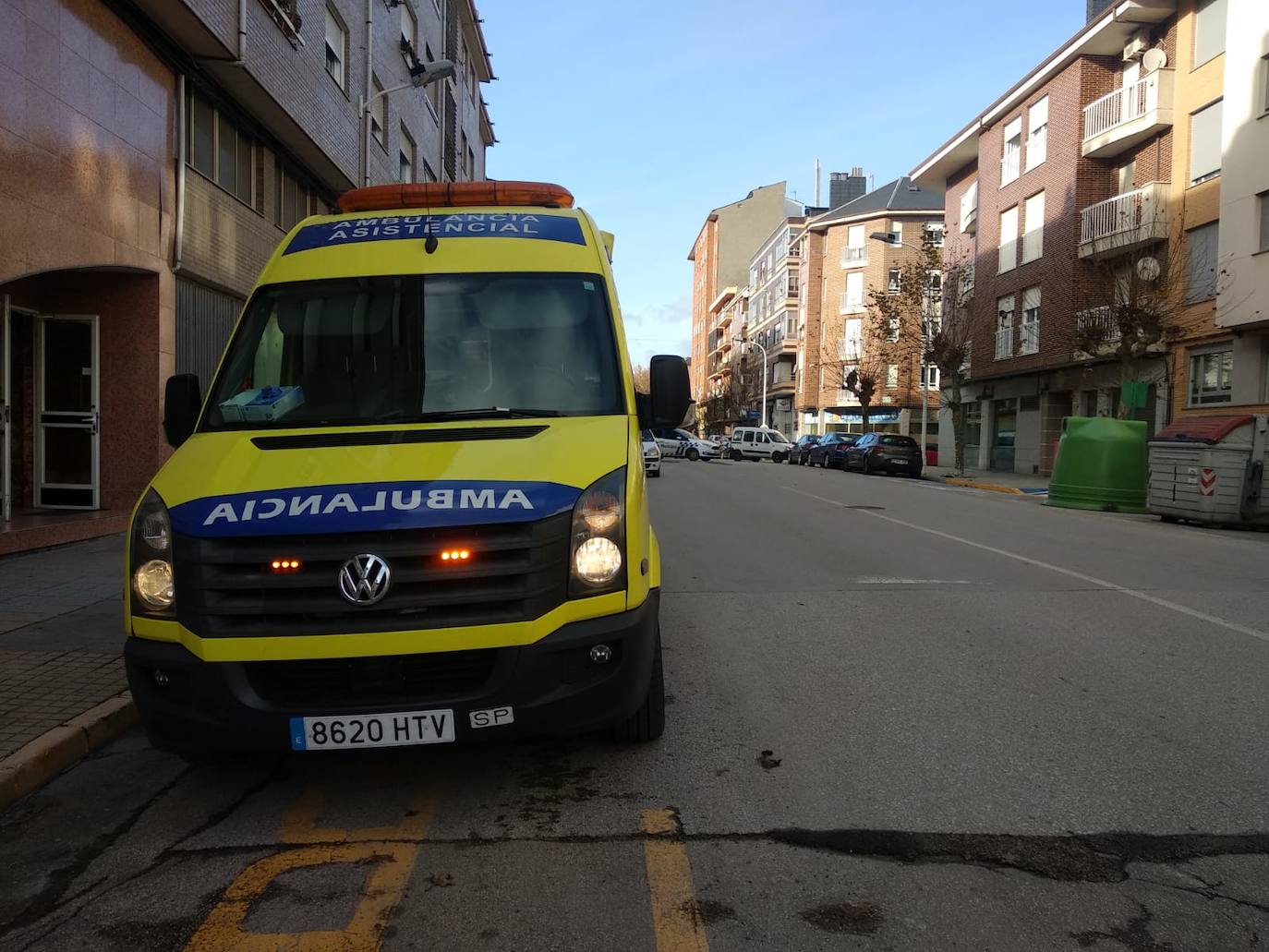 Fotos: Un helicóptero de Sacyl aterriza en una rotonda de Ponferrada