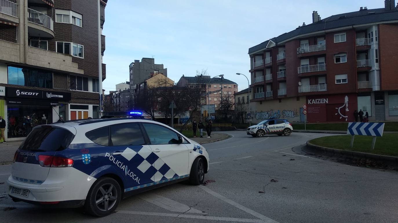 Fotos: Un helicóptero de Sacyl aterriza en una rotonda de Ponferrada