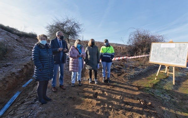 El alcalde de Ponferrada, Olegario Ramón, junto a la concejala de Infraestructuras, Carmen Doel, y los técnicos, durante la presentación de la obra.