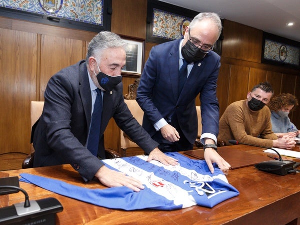 El alcalde, el presidente de la SD Ponferradina y el edil de Deportes, durante la firma del convenio.