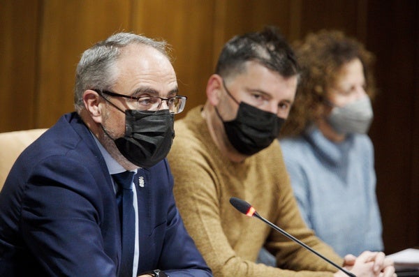 El alcalde, el presidente de la SD Ponferradina y el edil de Deportes, durante la firma del convenio.