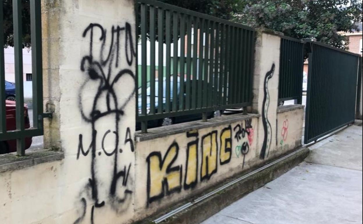 El Ayuntamiento ha eliminado las pintadas del muro perimetral del colegio público Jesús Maestro de Cuatrovientos.