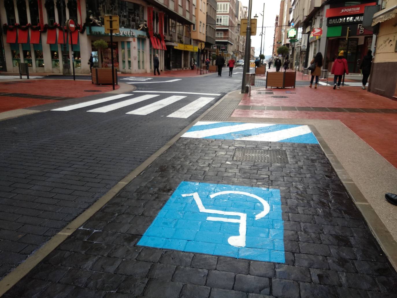 Los vehículos han comenzado a circular este miércoles por el tramo remodelado de la calle Gómez Núñez.