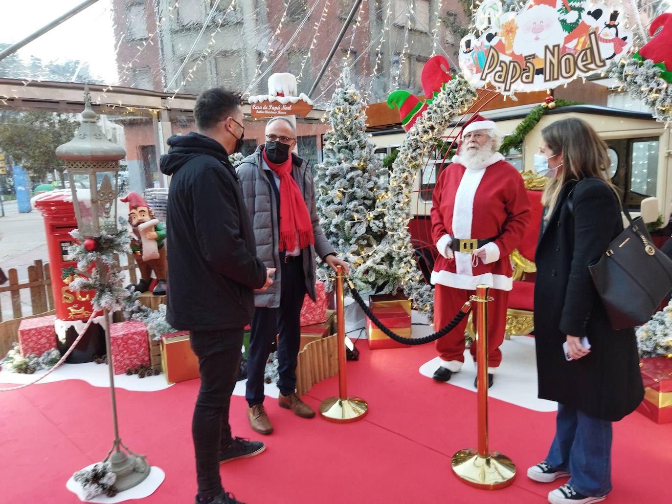 Fotos: Visita de Papá Noel y Mercadillo Navideño