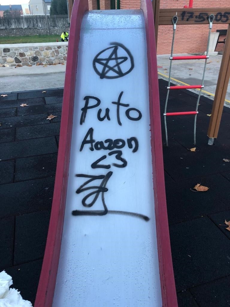 Limpieza de graffitis en los colegios de Ponferrada.