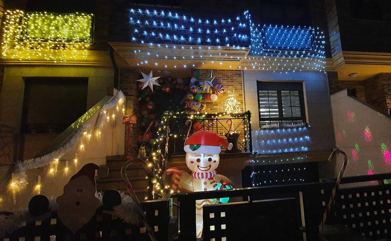 La decoración navideña de una vivienda en el barrio de Compostilla se hizo con el segundo premio en la categoría individual o familiar. 