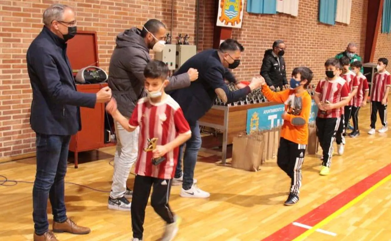 Entrega de trofeos del XXXII Torneo de Navidad de Fútbol Sala Base en Ponferrada.