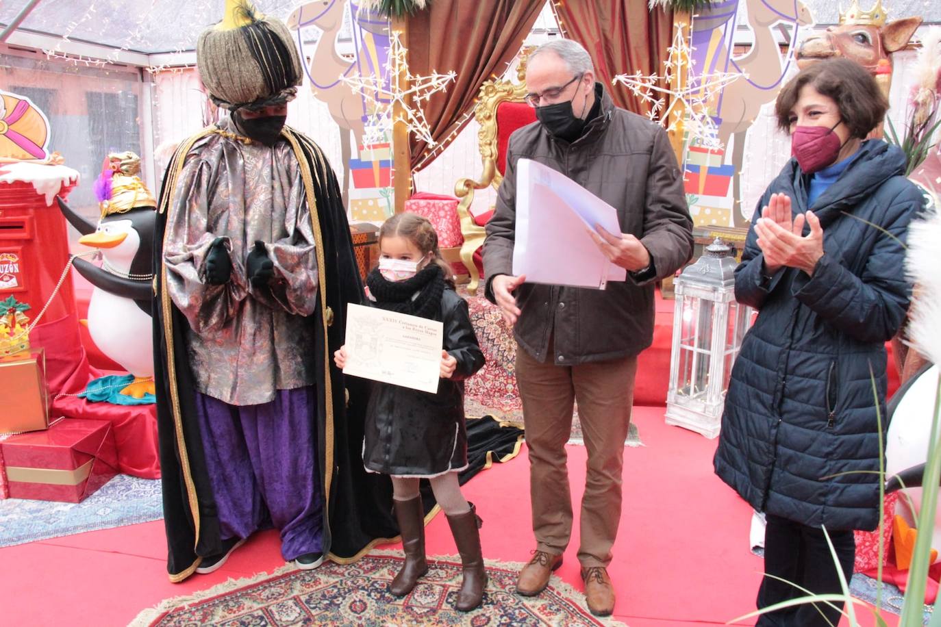 El alcalde de Ponferrada, la edil de Cultura y el Mago Chalupa, en la entrega del premio a la ganadora.