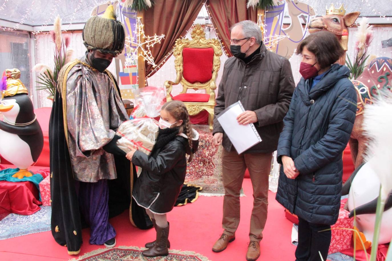 El alcalde de Ponferrada, la edil de Cultura y el Mago Chalupa, en la entrega del premio a la ganadora.