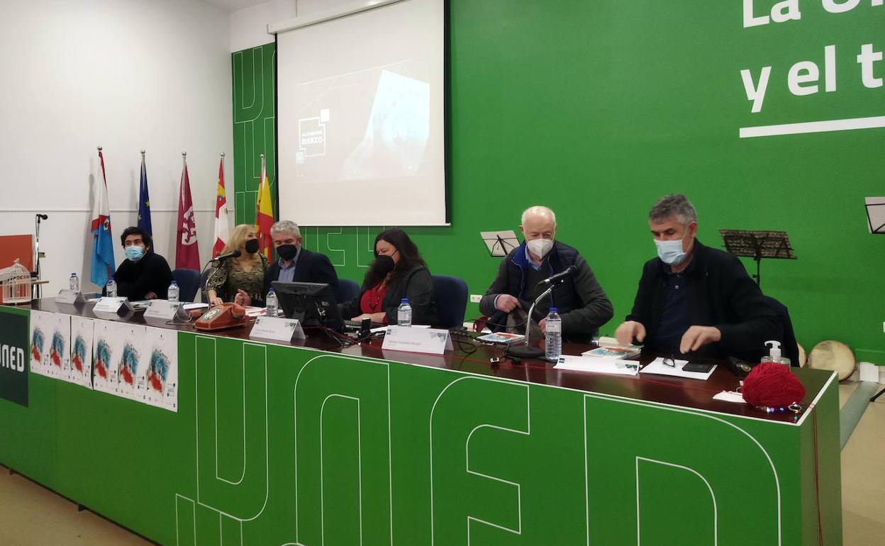 Presentación del libro 'Historias de vida en tiempos de Covid' en la Uned de Ponferrada. 