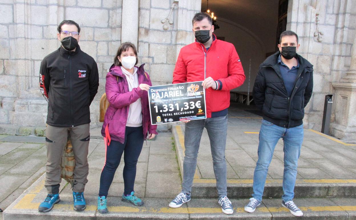 Imagen de la entrega de la recaudación.