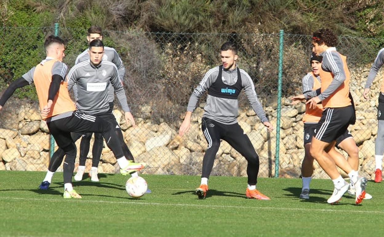 La Deportiva, durante un entrenamiento en el que será el terreno de juego de este amistoso, el Anexo de El Toralín.