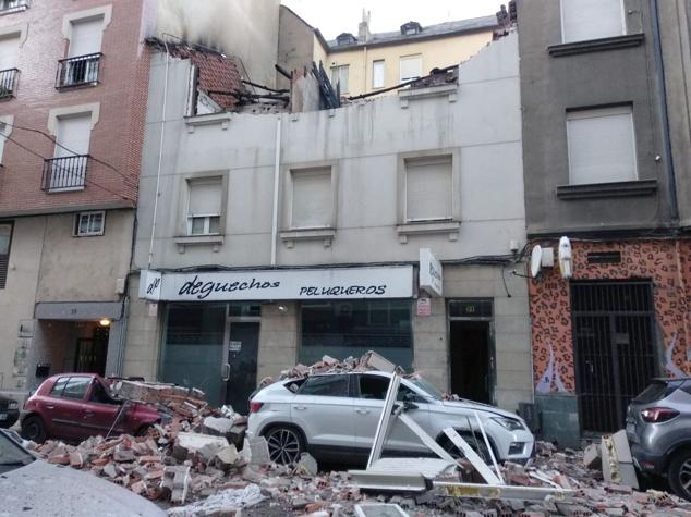 La voladura intencionada de una vivienda que iba a ser desahuciada destroza un inmueble en Ponferrada. Los hechos han ocurrido esta madurgada en la capital berciana y obligó a desalojar por unas horas a los vecinos de las casas colindantes. La explosión de una bombona de gas, a manos del único inquilino y residente en el inmueble, ha causado daños en al menos dos plantas del edificio y cuatro vehículos.