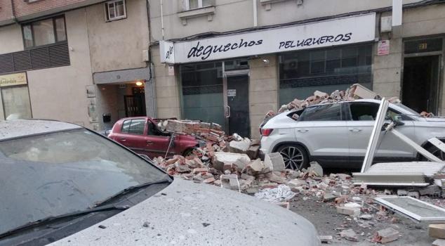 La voladura intencionada de una vivienda que iba a ser desahuciada destroza un inmueble en Ponferrada. Los hechos han ocurrido esta madurgada en la capital berciana y obligó a desalojar por unas horas a los vecinos de las casas colindantes. La explosión de una bombona de gas, a manos del único inquilino y residente en el inmueble, ha causado daños en al menos dos plantas del edificio y cuatro vehículos.