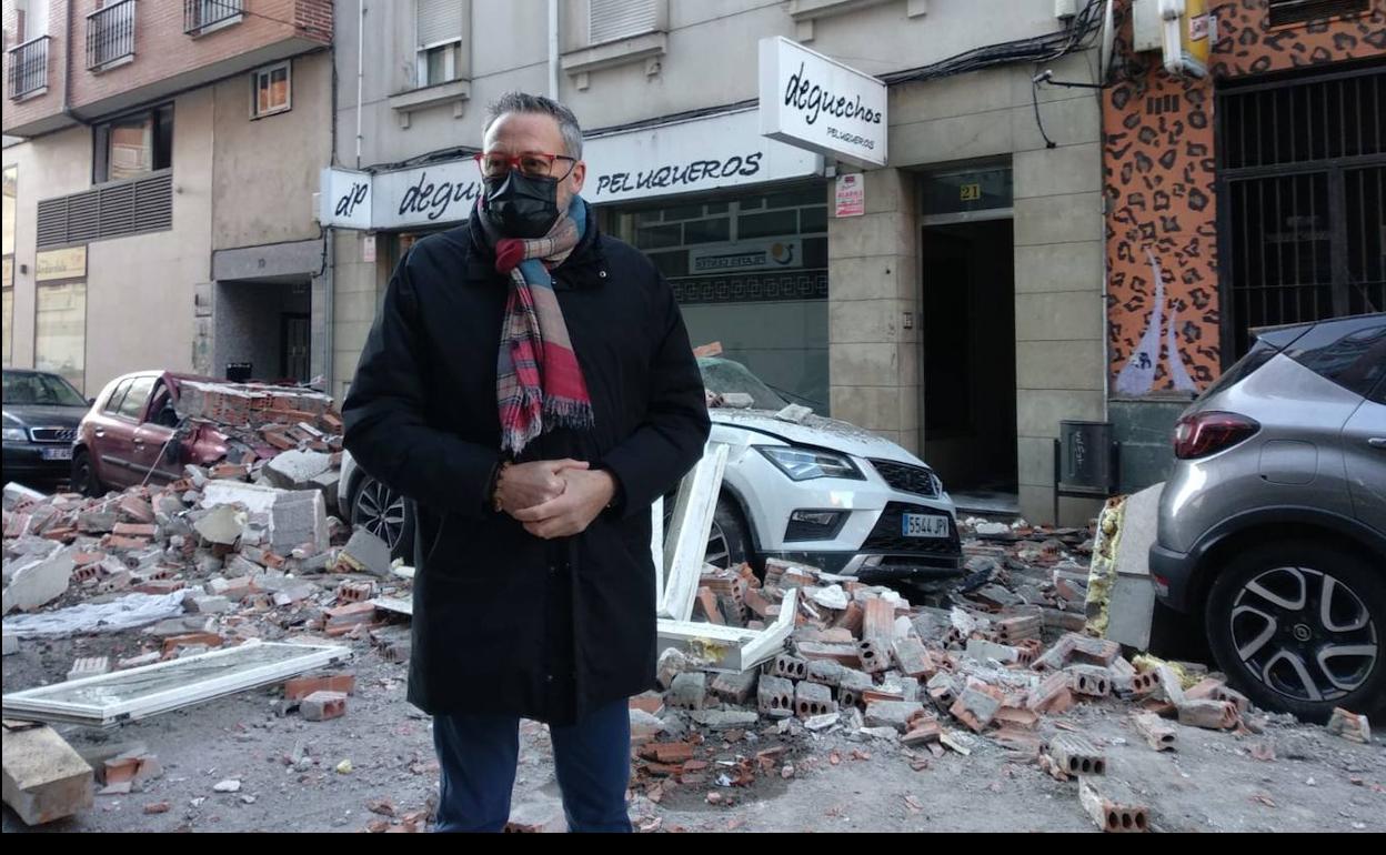 El concejal de Seguridad de Ponferrada, en la zona de la explosión.