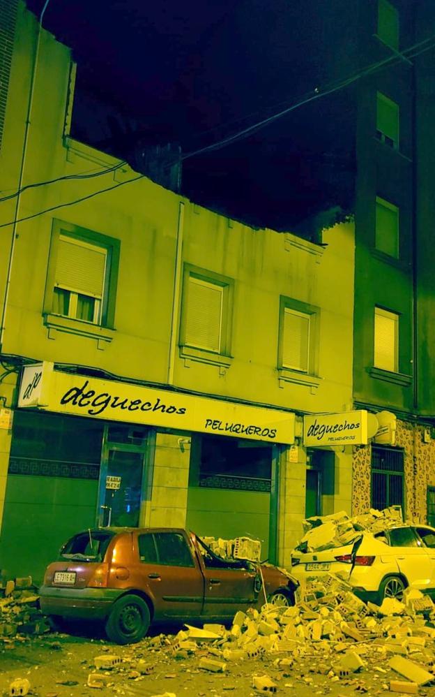 Desperfectos en la calle Alcón de Ponferrada tras el siniestro de esta madrugada. En la imagen se aprecia cómo la deflagración provocó la voladura del segundo piso y el bajocubierta del inmueble.