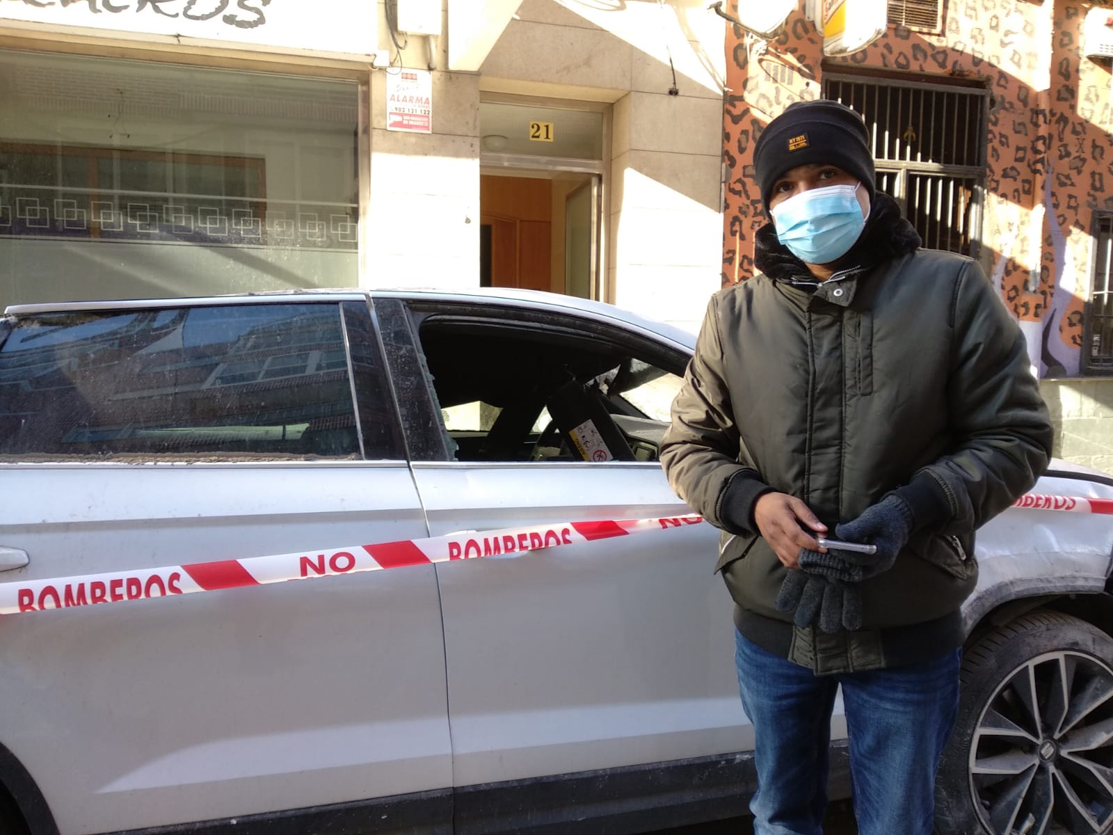 José Martínez Castillo, junto a su coche que resultó siniestro total como consecuencia de la explosión.