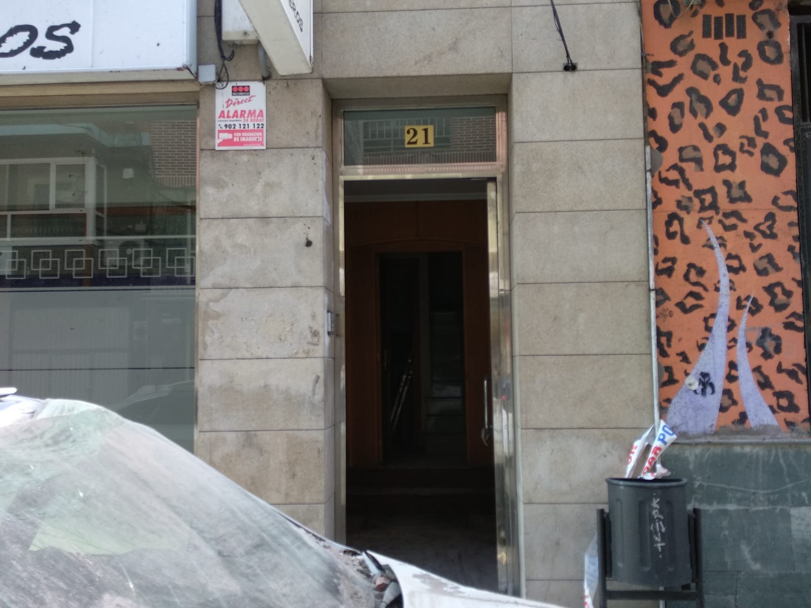 Abre al tráfico la calle Alcón tras la retirada de escombros de la explosión de un edificio.