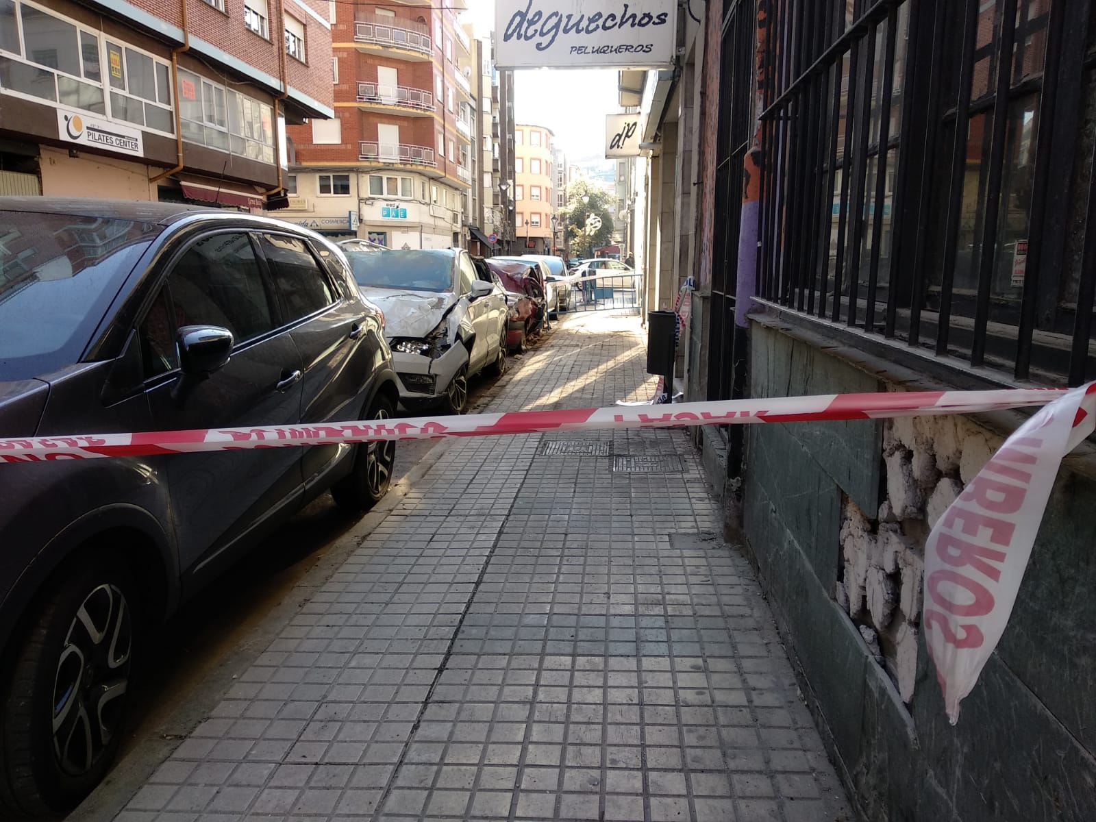 Abre al tráfico la calle Alcón tras la retirada de escombros de la explosión de un edificio.