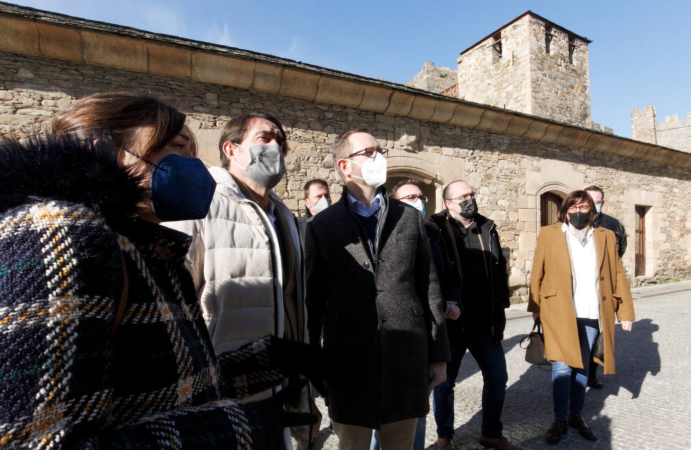 El portavoz del PP en el Senado, Javier Maroto, y Juan Carlos Suárez-Quiñones presentan la candidatura del Partido Popular de León a las Cortes Autonómicas para las próximas elecciones del 13 de febrero