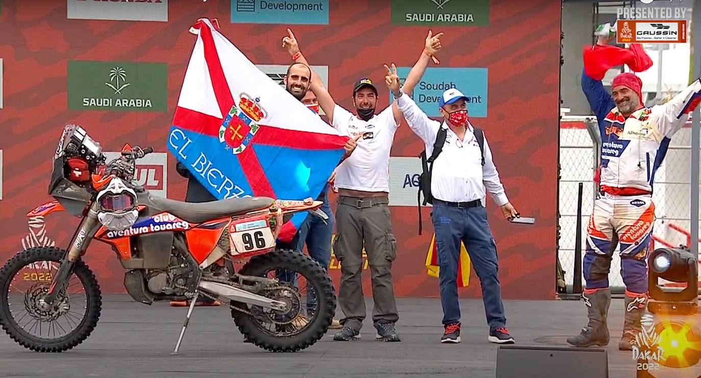 El mecánico faberense Alberto Yáñez (I) junto a su equipo, en el podio del Dakar.