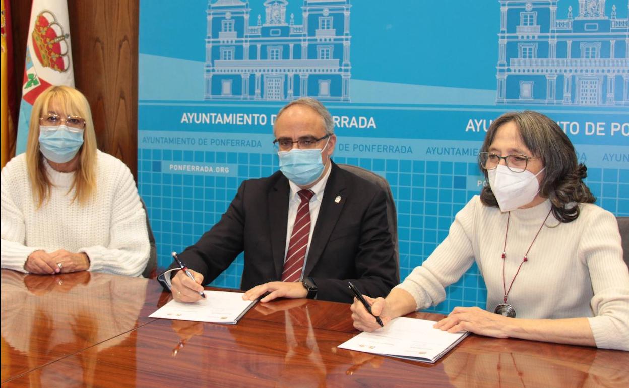 El alcalde de Ponferrada, la presidenta de Alfaem y la edil de Infraestruturas, en la firma del convenio.