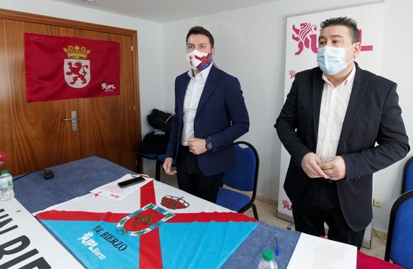 El candidato de UPL a las Cortes, Luis Mariano Santos (C), junto al portavoz de la gestora de UPL-Bierzo y número 3 de la lista, José Ramón García (4I), y los candidatos provinciales, durante la presentación de su candidatura.