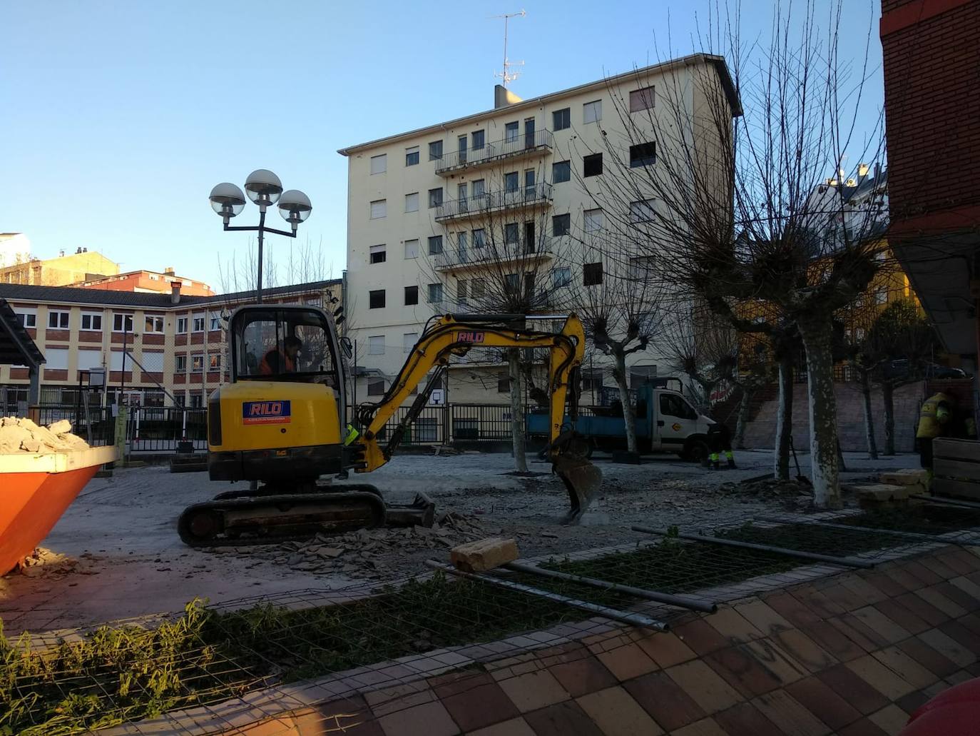 Obras de reforma de la calle de acceso al colegio Navaliegos de Ponferrada.