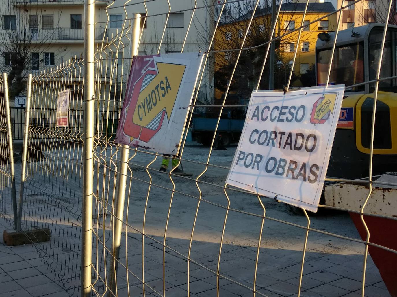 Obras de reforma de la calle de acceso al colegio Navaliegos de Ponferrada.