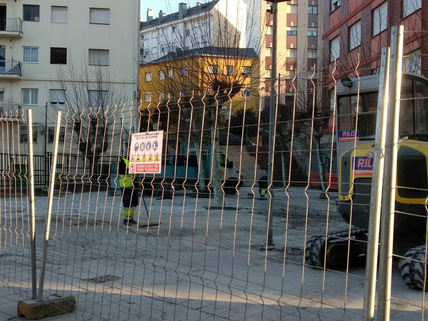 Obras de reforma de la calle de acceso al colegio Navaliegos de Ponferrada.