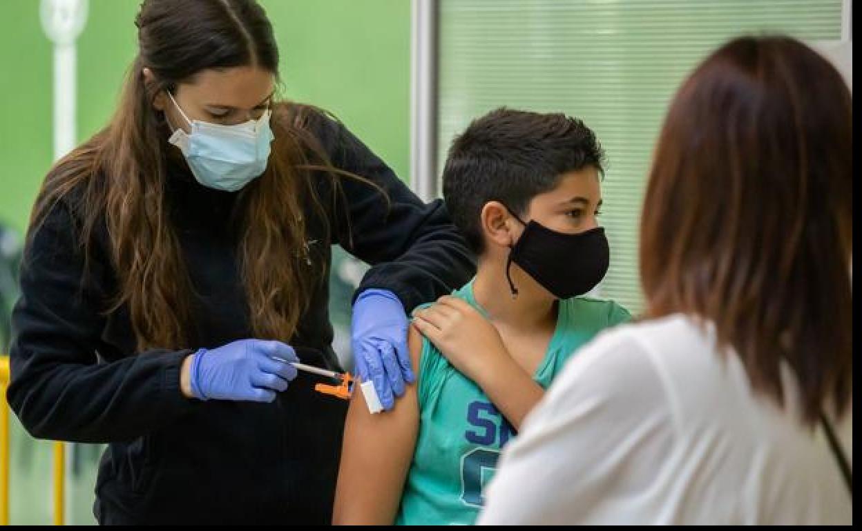 Una enfermera vacuan contra la Covid-19 a un menor.