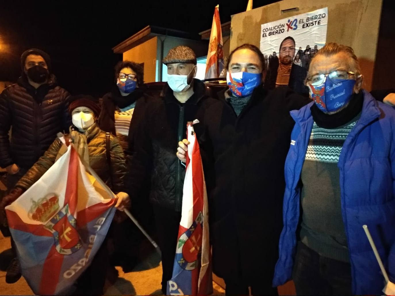 El cabeza de lista de CB, Raúl Rodríguez Canca, y el número cuatro, Luciano Arias, portavoz de El Bierzo Existe, en la pegada de carteles en San Andrés de Montejos.